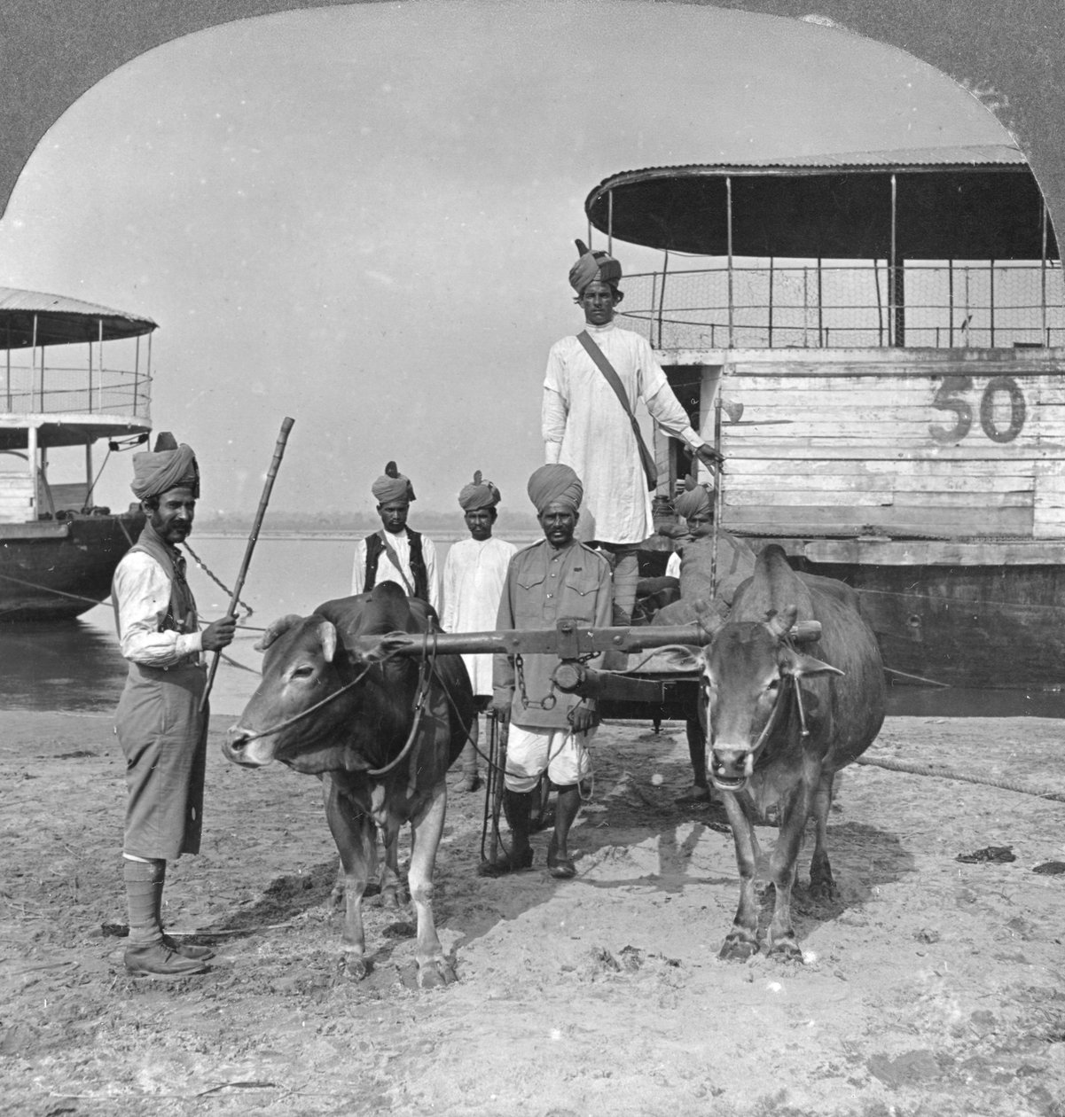 Hintli askerlerin eşlik ettiği askeri nakliye arabası, Burma, 1898. by Stereo Travel Co