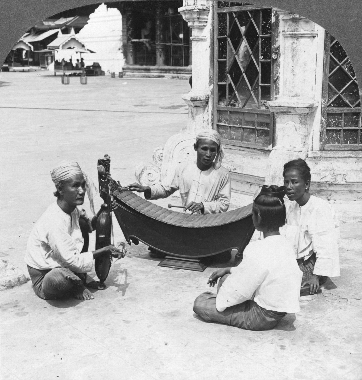 Müzisyenler, Shwedagon Pagoda, Rangoon, Burma, 1908 by Stereo Travel Co