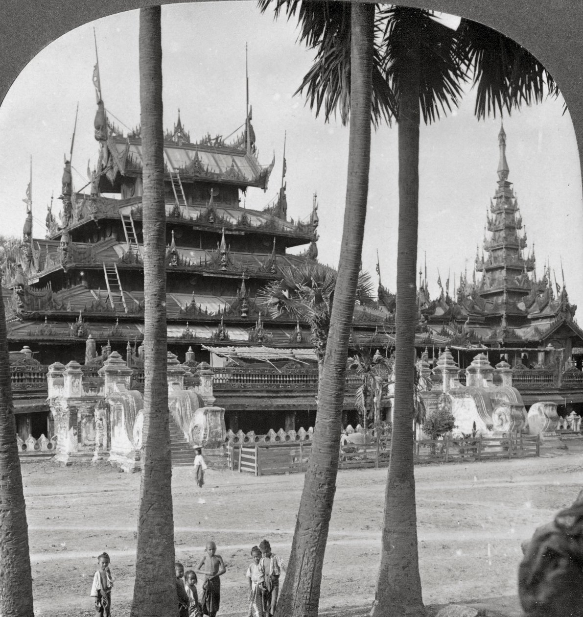 Aindow Yak Pagoda yakınlarındaki Pagan Kings tapınağı, Mandalay, Burma, 1908. by Stereo Travel Co
