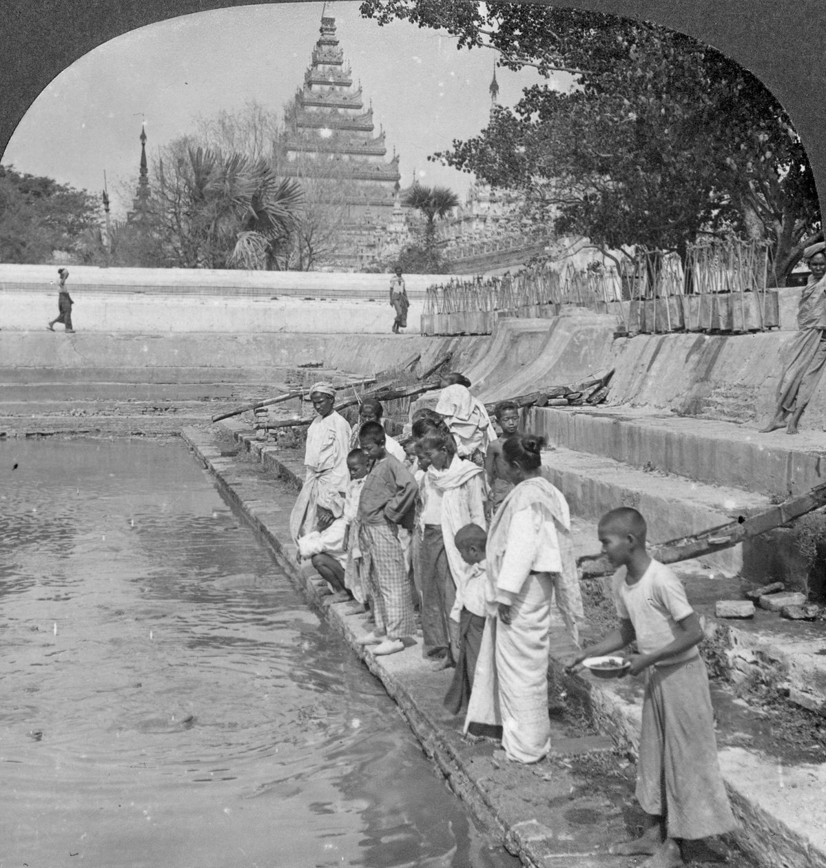 Kutsal kaplumbağaları besleyen hacılar, Arakan Pagodası, Mandalay, Burma, 1908. by Stereo Travel Co
