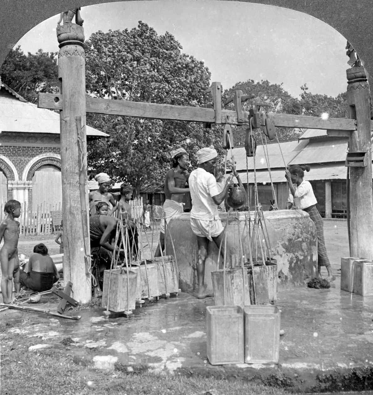 Halka açık su kuyuları, Mandalay, Burma, 1908. by Stereo Travel Co