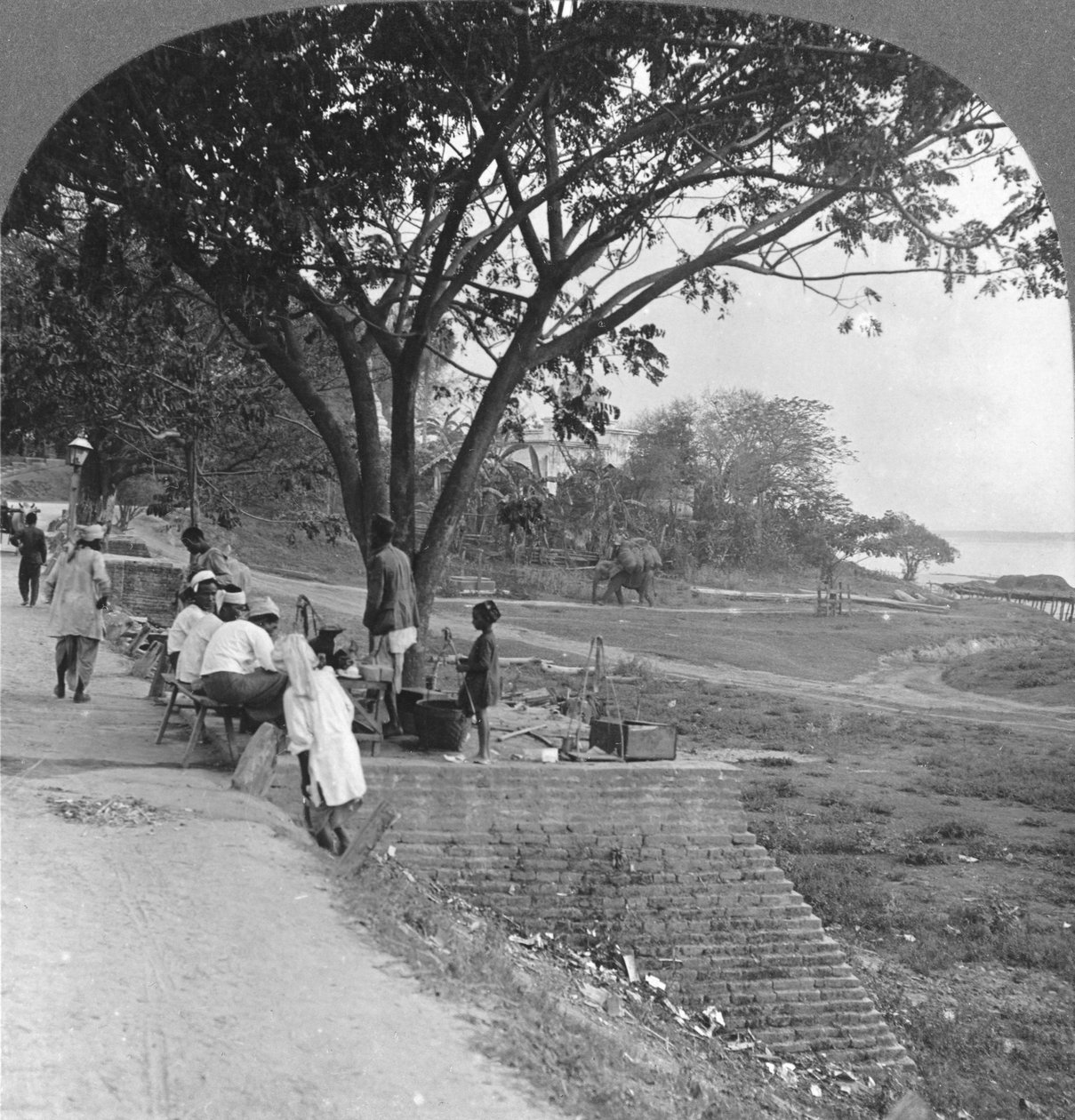 Nehir önü ve kıyısı, Bhamo, Burma, 1908 by Stereo Travel Co