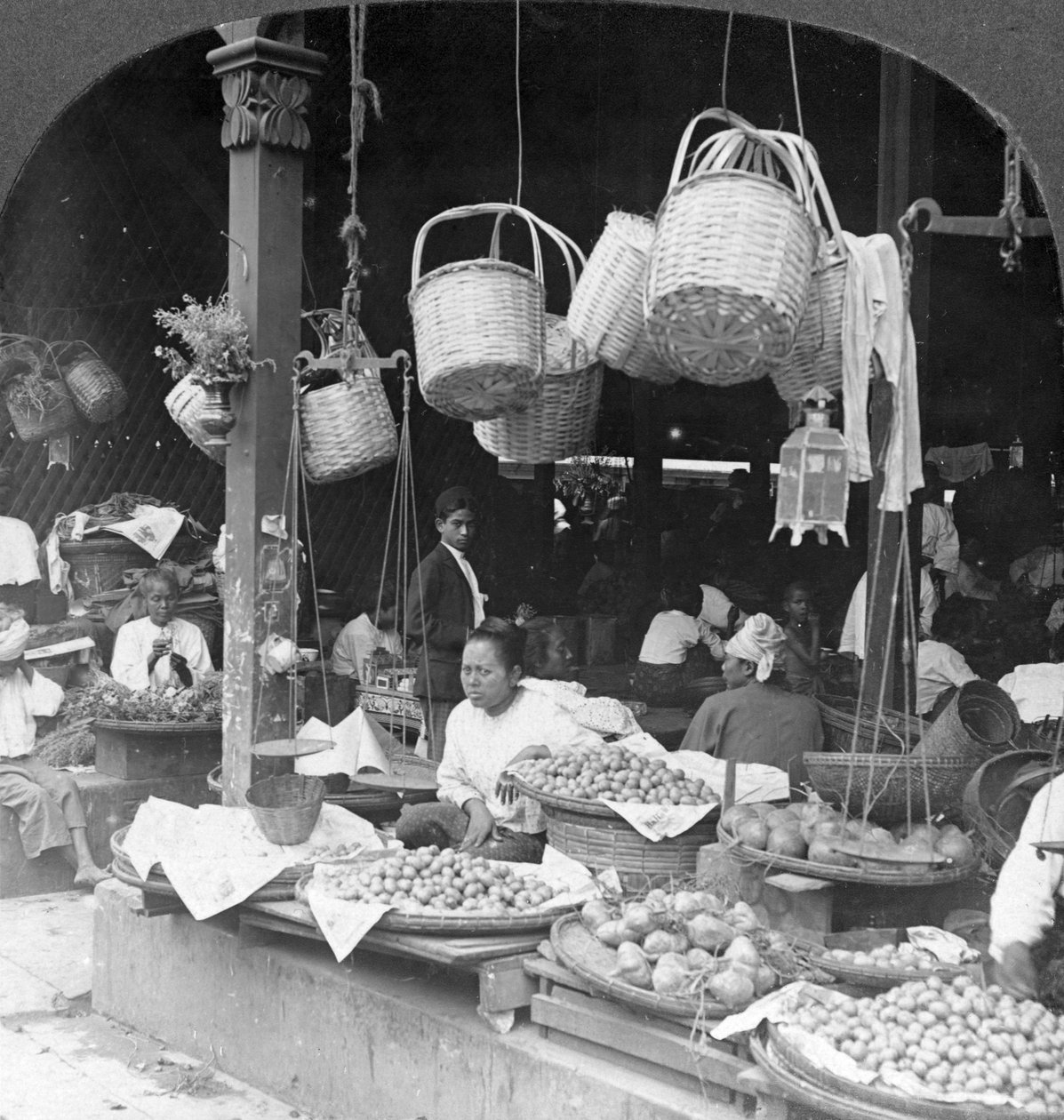 Yerel bir pazardaki dükkanlar, Rangoon, Burma, 1908 by Stereo Travel Co
