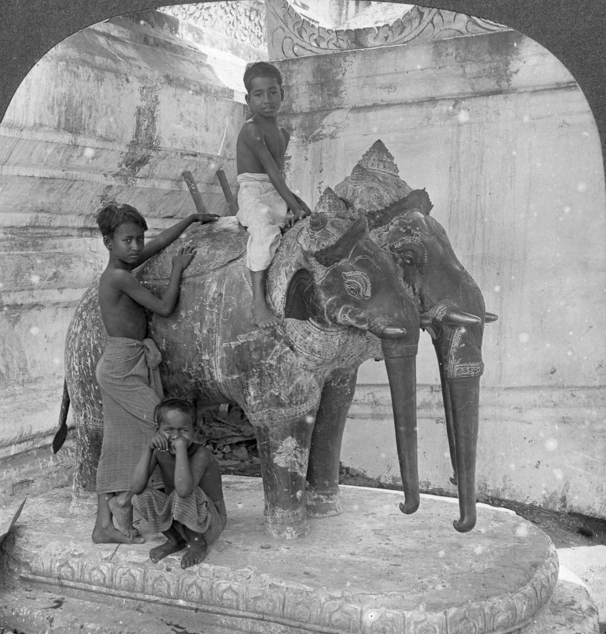 Bir sığınağı koruyan üç başlı fil, Arakan Pagodası, Mandalay, Burma, 1908. by Stereo Travel Co