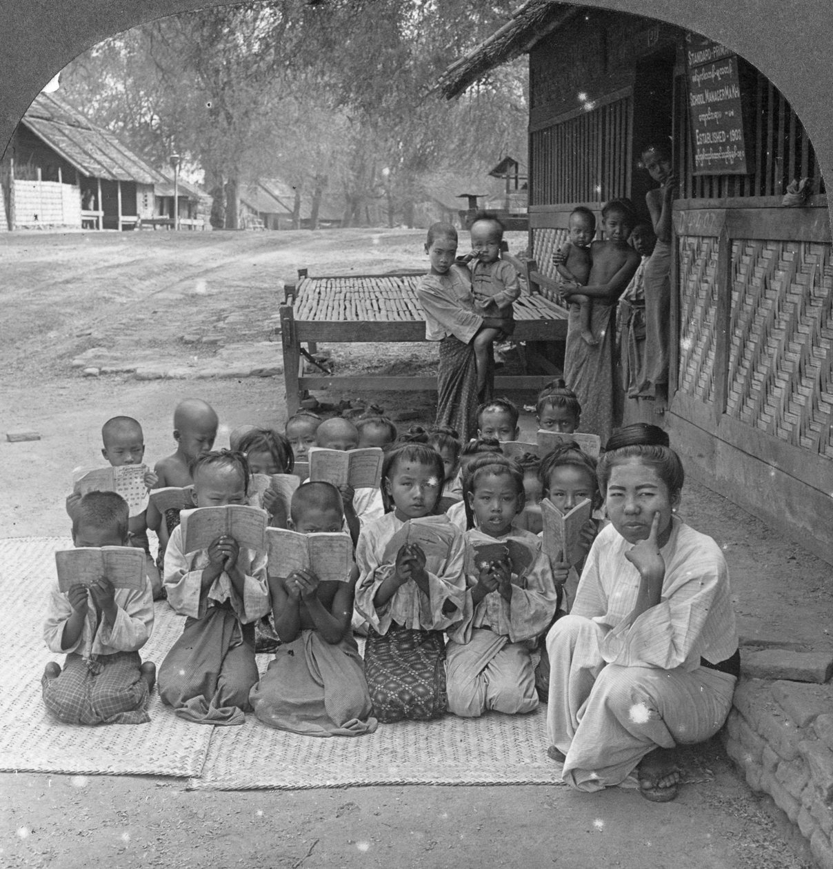 Köy okulu ve öğretmeni, Amarapura, Burma, 1908 by Stereo Travel Co