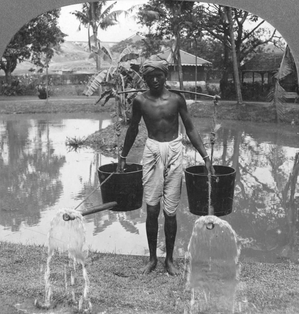 Sokakta yağmurlama için kullanılan sulama kapları, Burma, 1908 by Stereo Travel Co