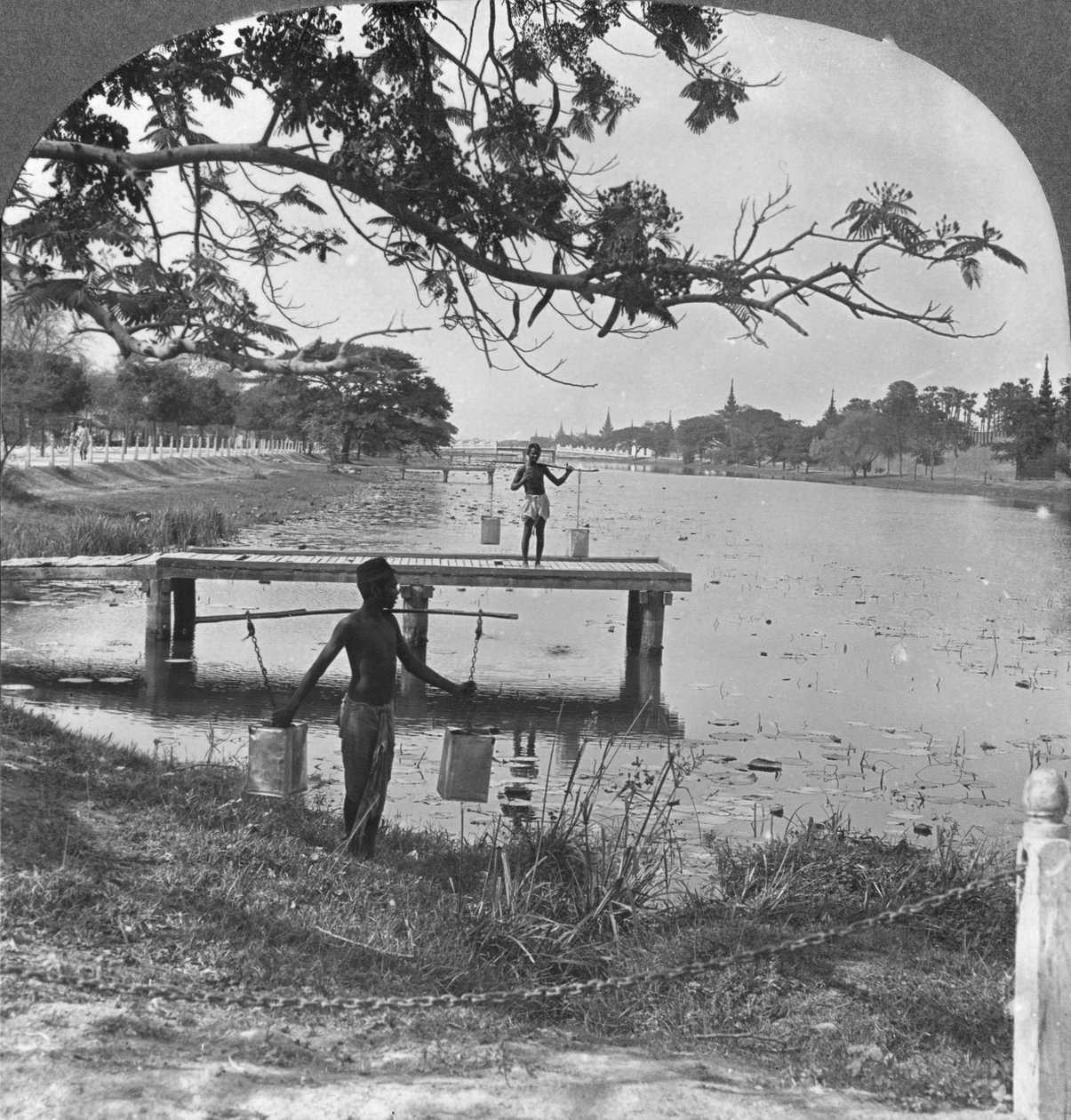 Kalenin batı tarafı, hendeği gösteriyor, Mandalay, Burma, 1908 by Stereo Travel Co