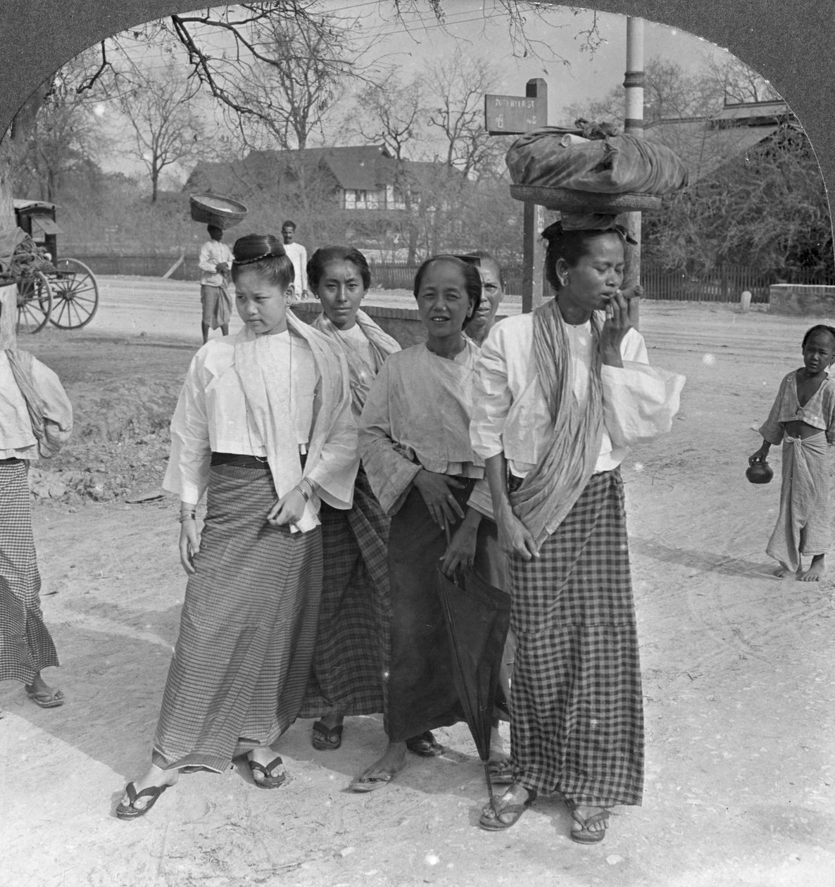 Pazara giden kadın ve hizmetçiler, Mandalay, Burma, 1908 by Stereo Travel Co