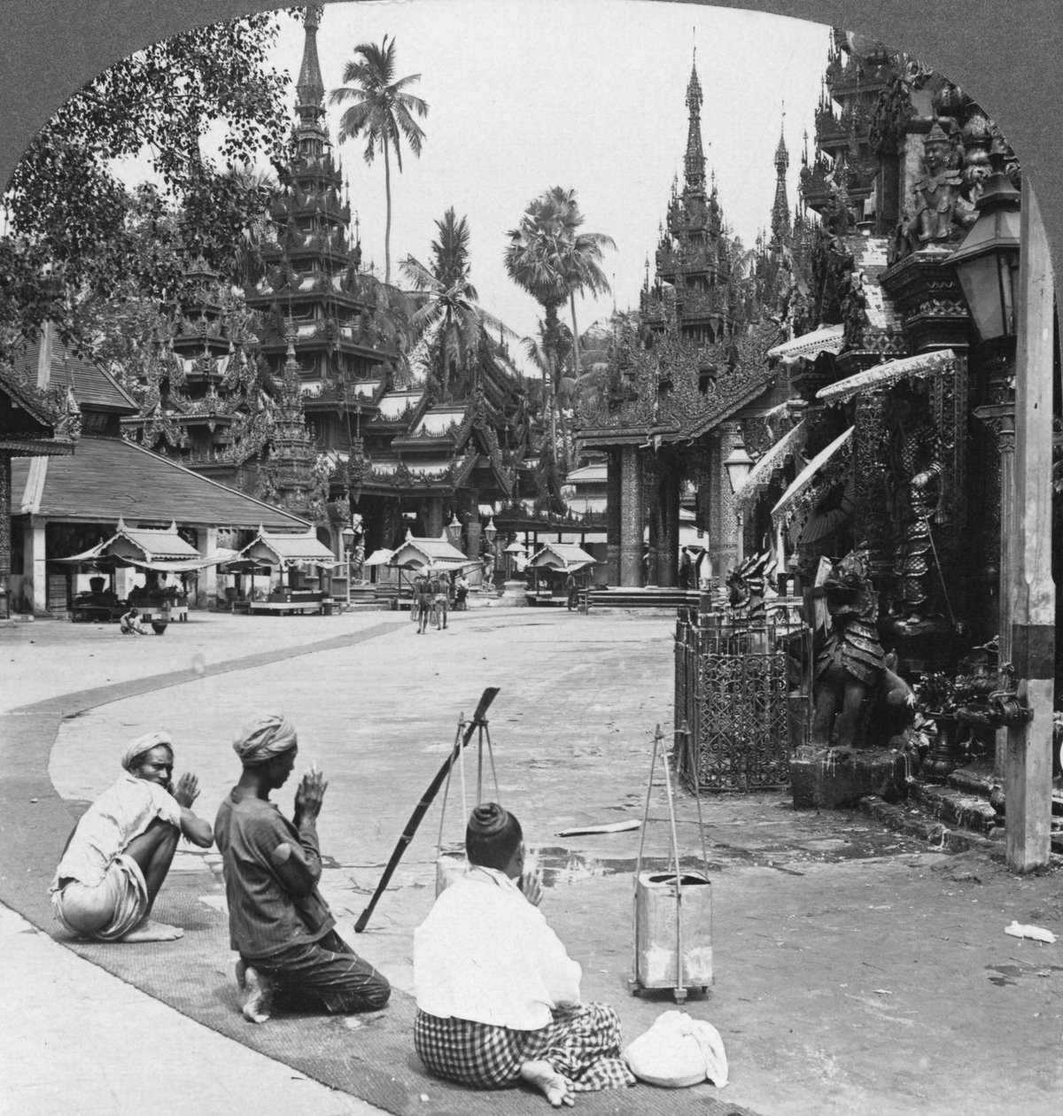 Bir idolün önünde tapınma, Shwedagon Pagoda, Rangoon, Burma, 1908 by Stereo Travel Co