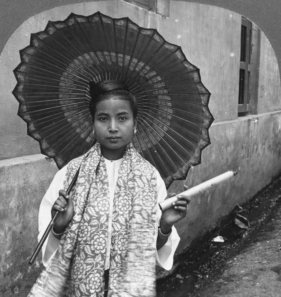 Büyük bir puro tutan genç Birmanyalı kadın, Rangoon, Burma, 1908 by Stereo Travel Co