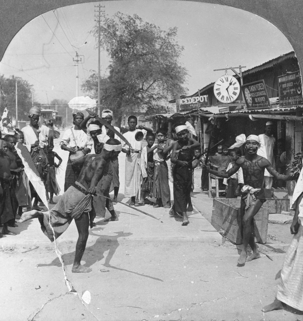 Kılıç dansı yapan genç adamlar, Burma, 1908 by Stereo Travel Co