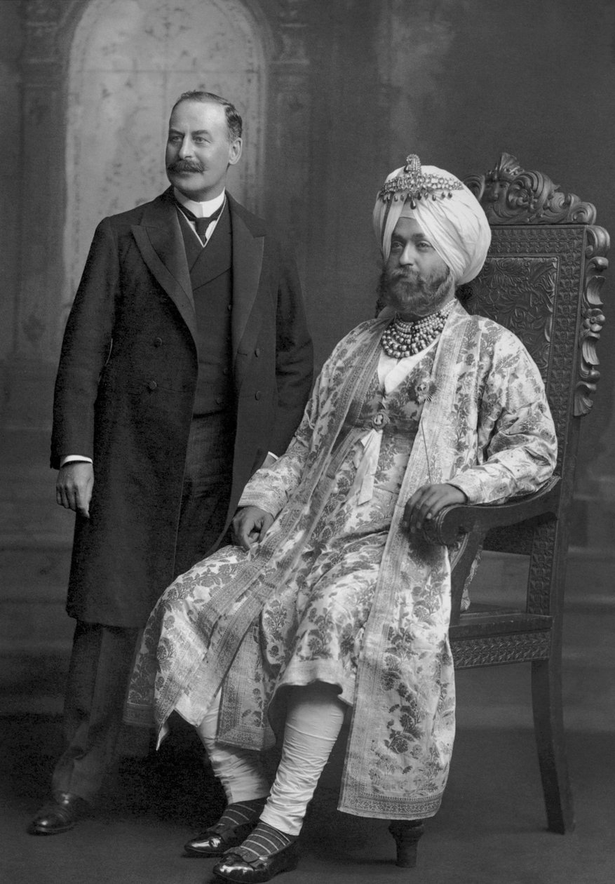 Jind Maharacası Sir Ranbir Singh Bahadur bir İngiliz yetkiliyle birlikte by Studio Lafayette