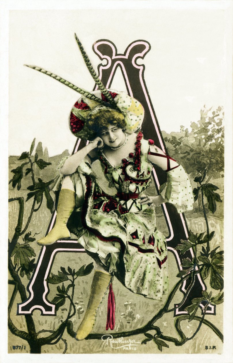 Kime: Constance Elise De Vere, İngiliz kökenli Fransız aktris, Belçika doğumlu -Tiyatro Marigny, Paris - Kartpostallardaki alfabe - Leopold Reutlinger tarafından yapılan Belle Epoque kadın sanatçılarının fotoğraflarıyla fotomontajlar. Ed by Studio Reutlinger