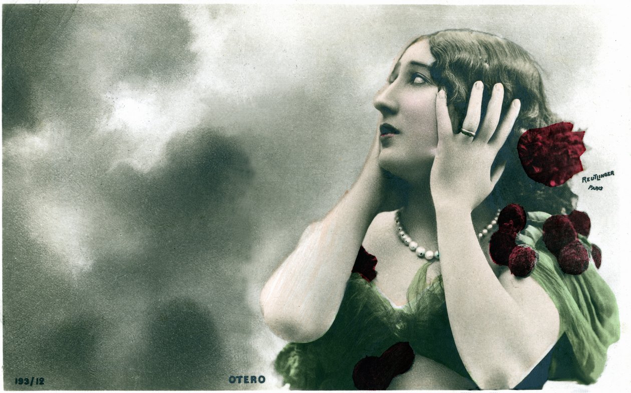 Bulutların arka planına karşı güzel Otero, 20. yüzyılın başlarında kartpostal. (Fotoğraf) by Studio Reutlinger