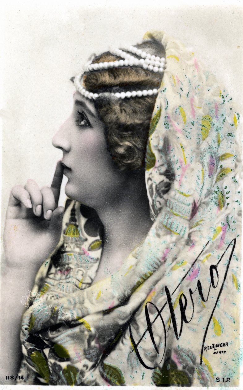 Güzel Otero, 20. yüzyılın başlarında kartpostal. (Fotoğraf) by Studio Reutlinger