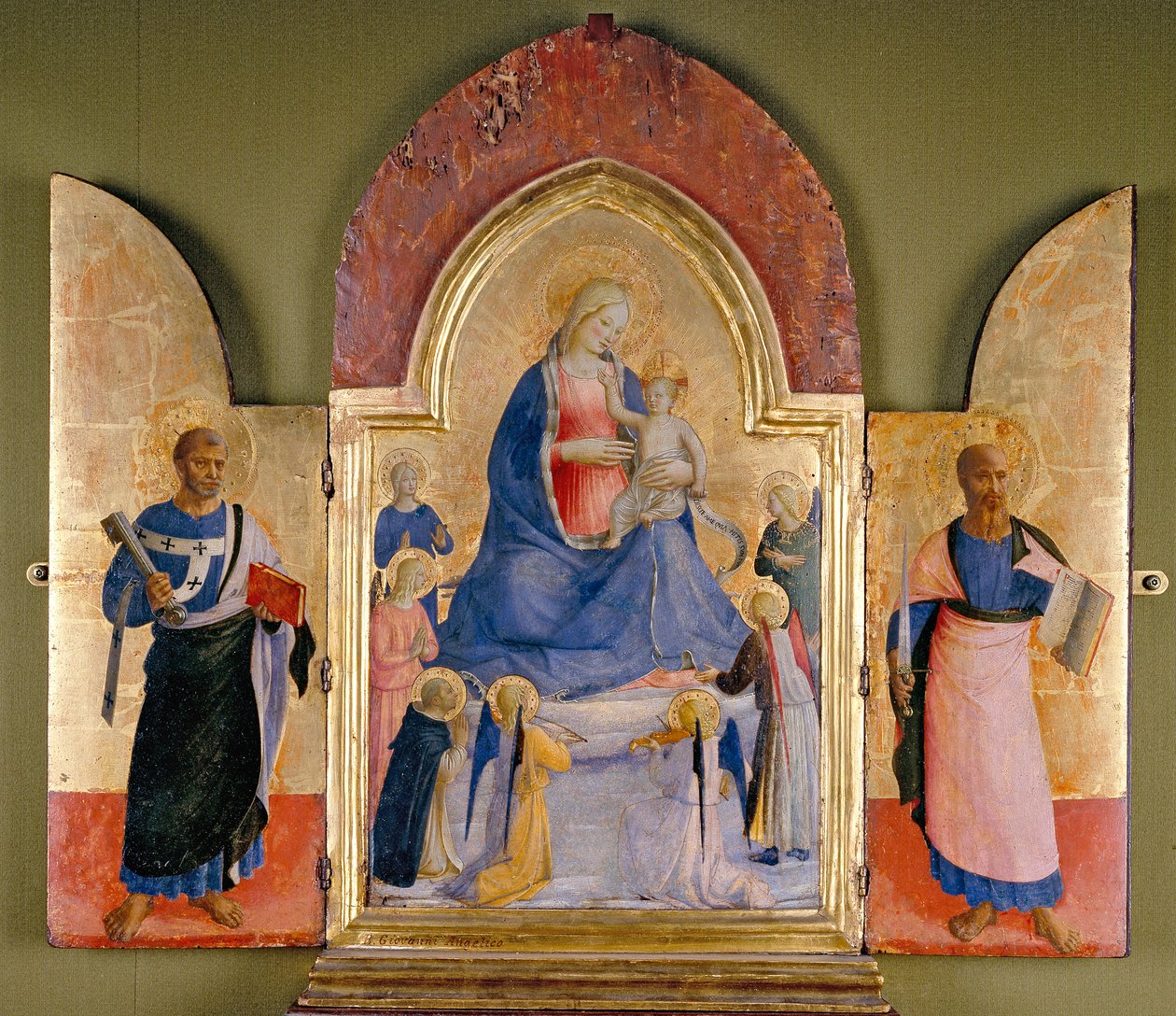 Melekler ve Dominik Azizi ile Bakire ve Çocuk, St Peter solda, St Paul sağda, 15. yüzyıl by Studio of Fra Angelico