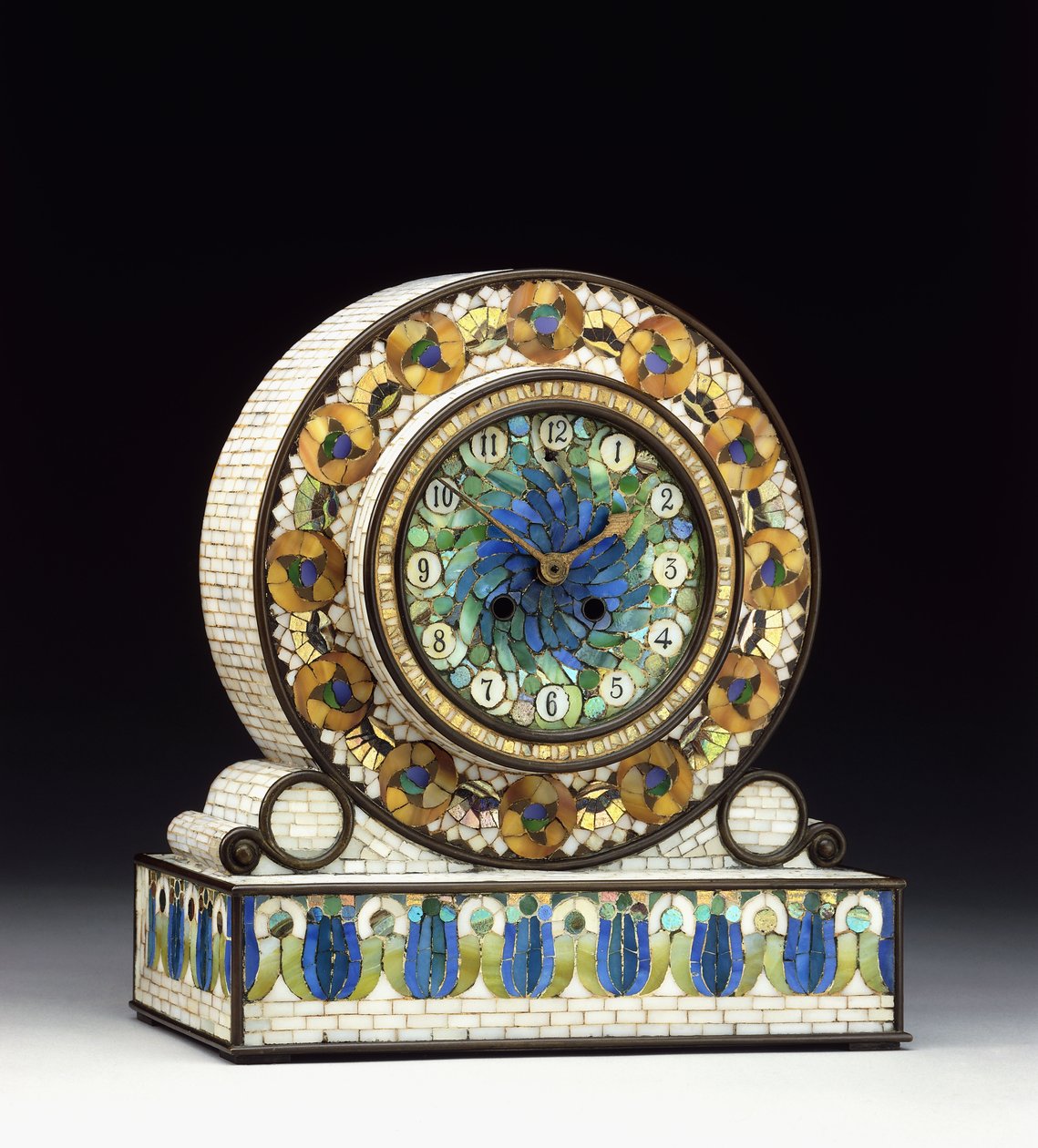 Bronz montajlı mozaik Favrile cam şömine saati, 20. yüzyıl (bronz, mozaik, Favrile cam) by Studios Tiffany