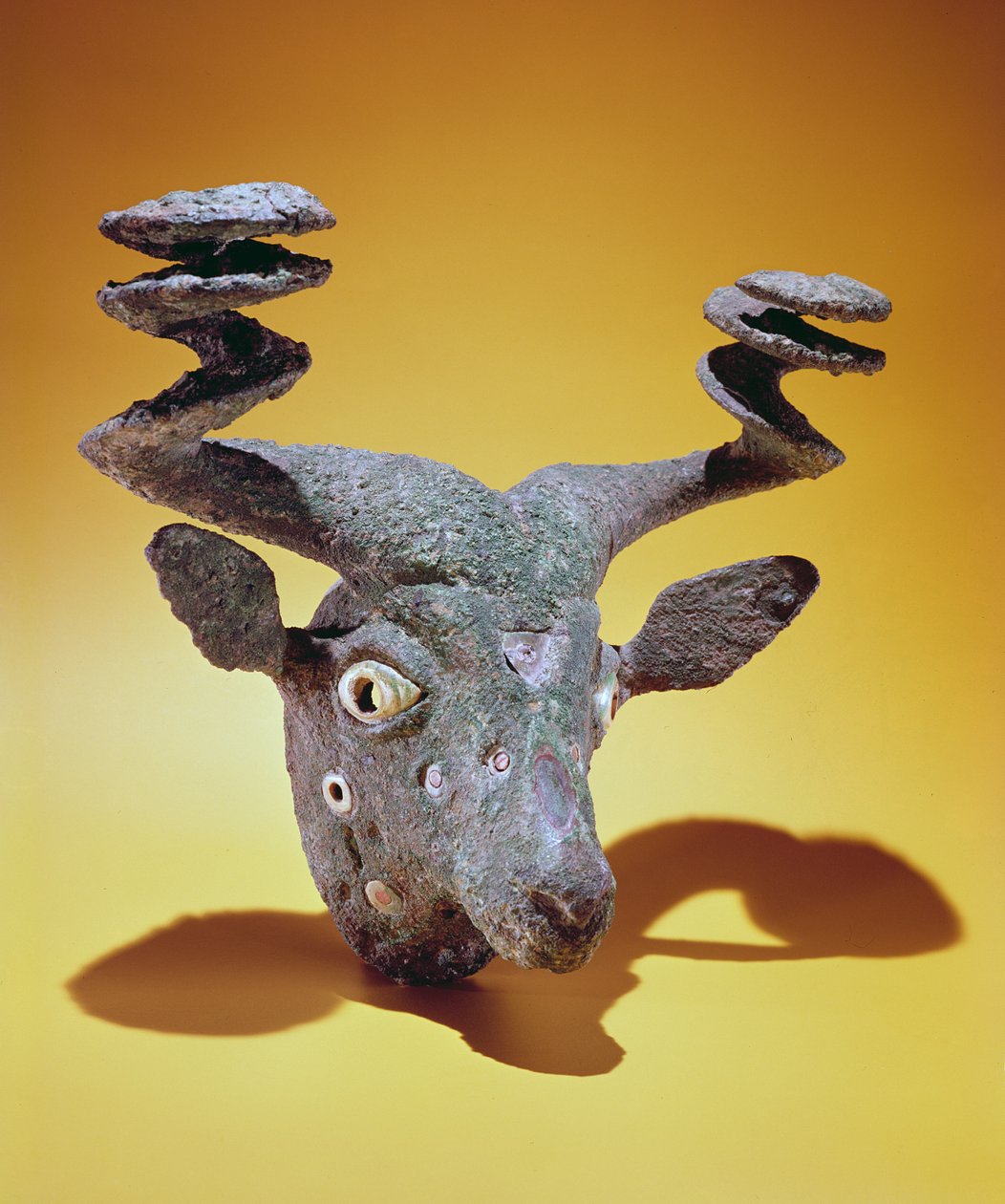 ಹೆಡ್ ಆಫ್ ಎ ಬುಲ್, ಫ್ರಂ ಇರಾಕ್, ಸಿ.2000 BC (ಕಂಚಿನ ಉಂಡ್ ಶೆಲ್)ಟರ್ಕ್ by Sumerian