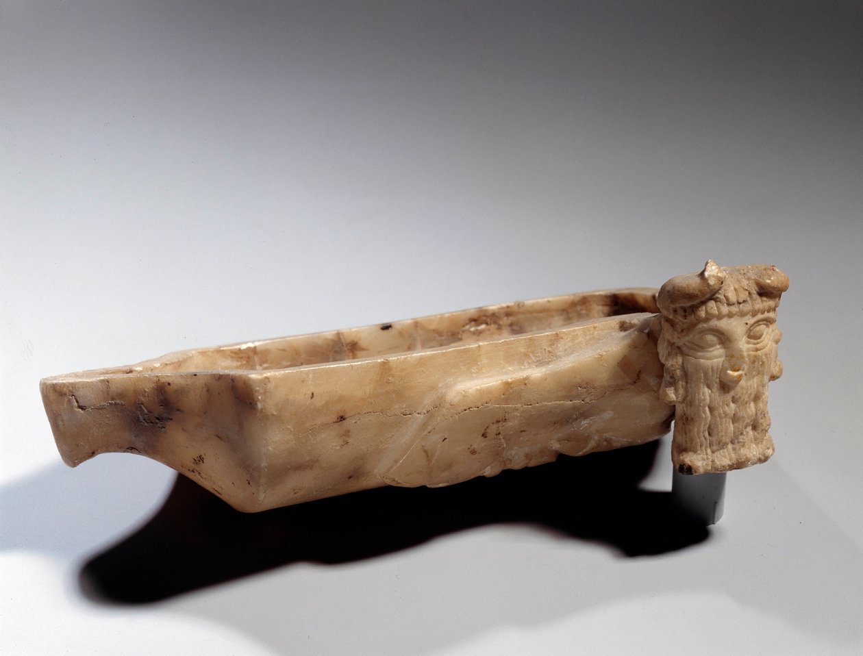 Mezopotamya Sanatı: Sümer dönemi (MÖ 2400 civarında) androcephal boğa (albatrede) ile süslenmiş lamba. Paris, Louvre Müzesi by Sumerian Mesopotamian School