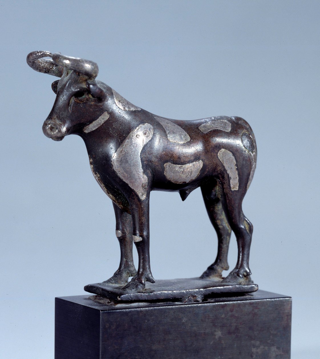 Mezopotamya Sanatı: Pie Toros. Gümüş kakma bronz heykel, MÖ 2500 dolaylarında Sümer Dönemi Paris, Musee Du Louvre by Sumerian Mesopotamian School