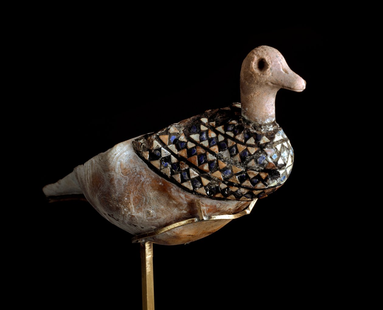Aşağı Mezopotamya, Irak, Sümer Sanatı: lapis lazuli, kırmızı kireçtaşı ve sedef kakma kabuklu ördek şeklinde lamba. M.Ö. 3000. Güneş. ben. 21 cm Bağdat, Ulusal Irak Müzesi by Sumerian Sumerian