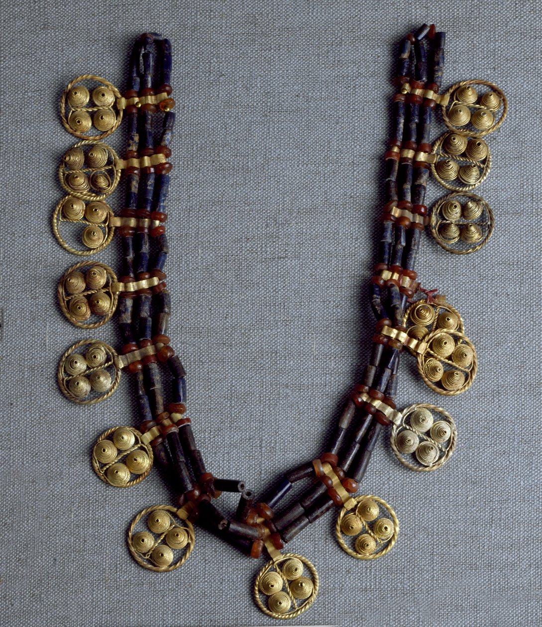 Sümer Sanatı: Düğün için kullanılan altın uçlu ve lapis lazuli boncuklu kolye. Ur bölgesinin kraliyet mezarlarından. 2600-2500 M.Ö. karartmak 41 cm Ulusal Irak Müzesi Bağdat by Sumerian Sumerian