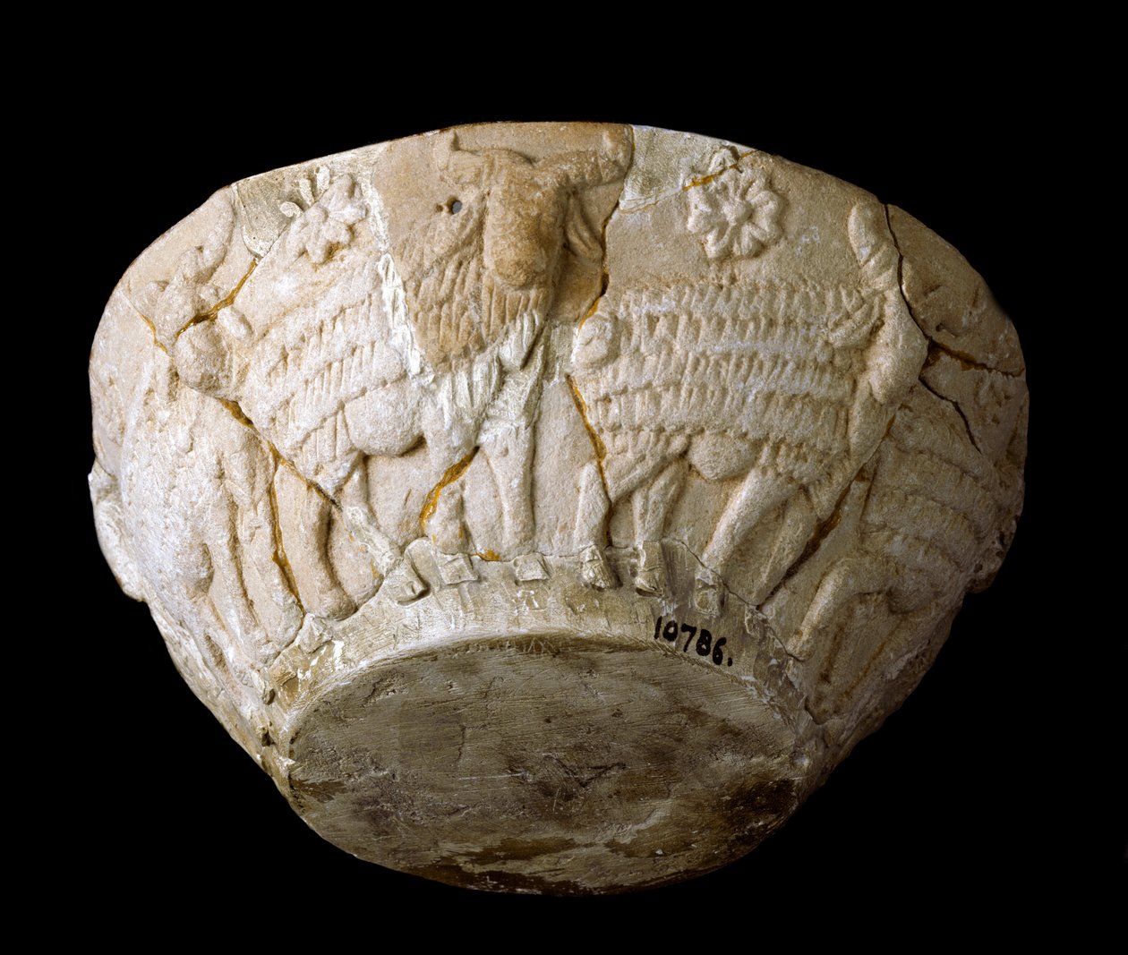 Sümer sanatı: beliers kabartmalarından oyulmuş kireçtaşı kesme. M.Ö. 3000. Dim 9 x çap 22 cm Bağdat, Ulusal Irak Müzesi by Sumerian Sumerian
