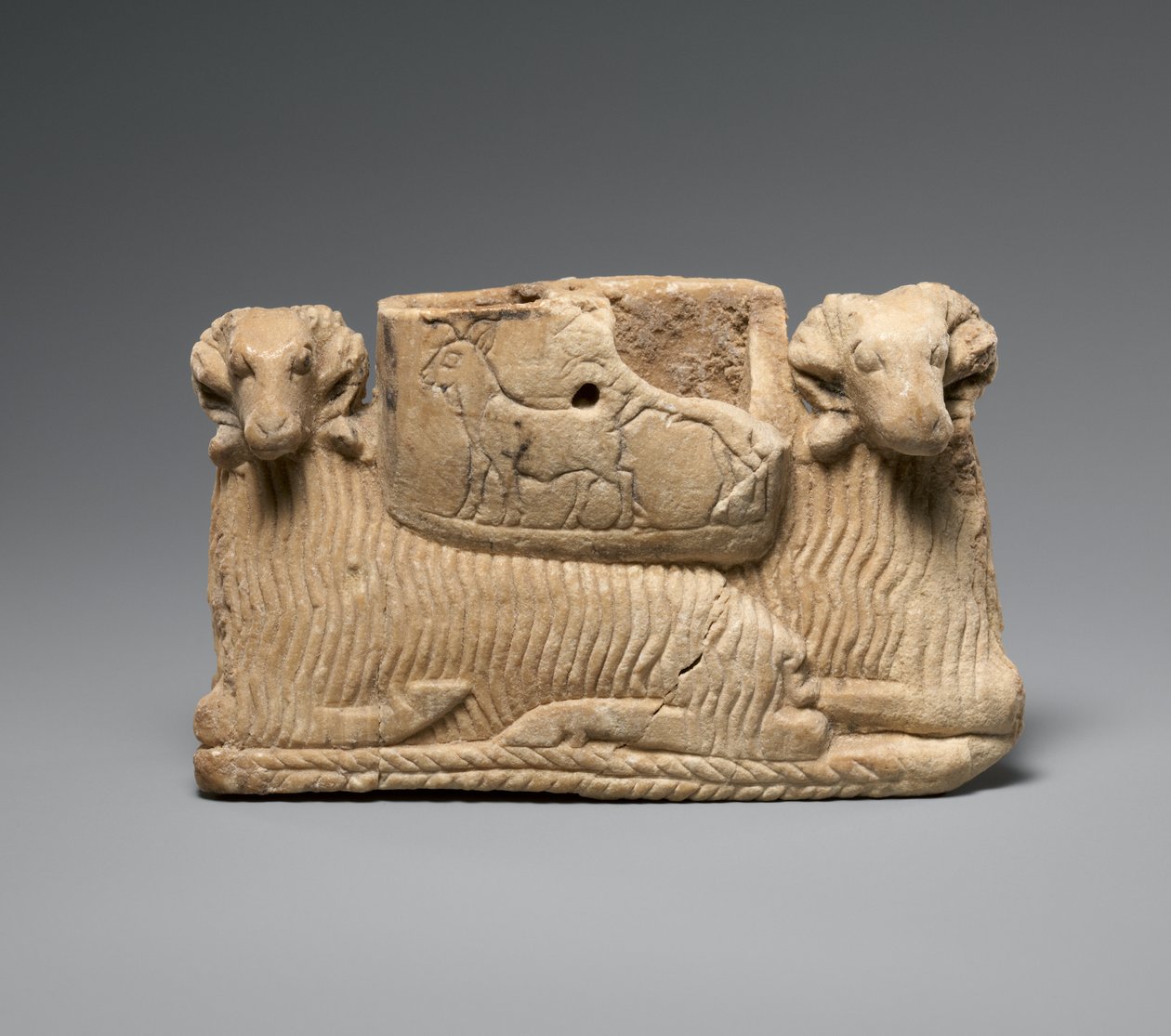 İki koç tarafından desteklenen gemi, c. MÖ 2600–2500 (alçıtaşı kaymaktaşı) by Sumerian Sumerian