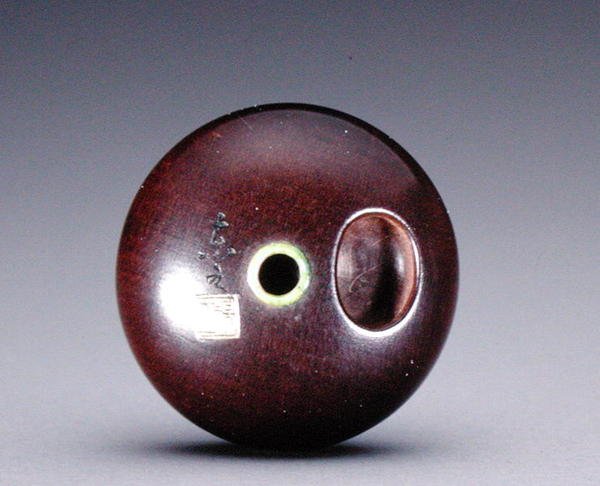 ಒಂದು ಸಣ್ಣ ಭಿಕ್ಷೆಯ ಬಟ್ಟಲು, c.1880-1900 (ಮರದ ಕೊಂಬು, ಲೋಹ ಮತ್ತು ಮೆರುಗೆಣ್ಣೆಯೊಂದಿಗೆ ಕೆತ್ತಲಾಗಿದೆ) (ಇದನ್ನೂ ನೋಡಿ 195423) ಟರ್ಕಿ by Suzuki Tokuku