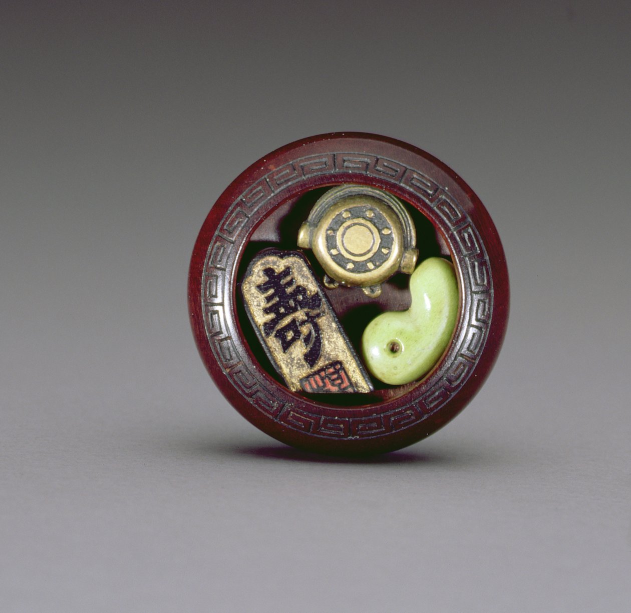 Küçük bir sadaka kasesi, c.1880-1900 (geyik boynuzu işlemeli, metal ve cilalı ahşap) (ayrıca bkz. 195423) by Suzuki Tokuku