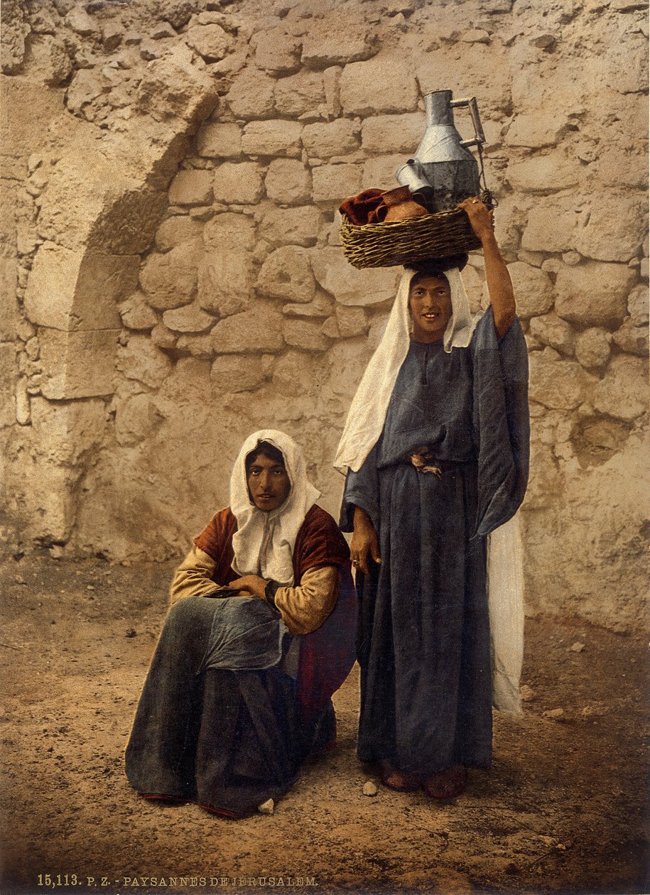 Süt kavanozları taşıyan Arap kadınları, Kudüs, c.1880-1900 (fotokrom) by Swiss Photographer