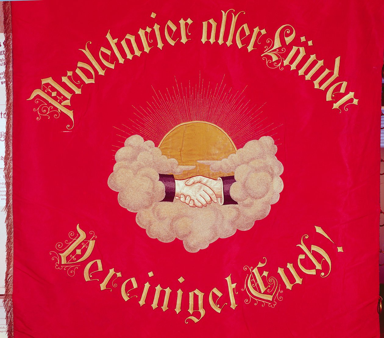 Her Ülkenin Proleterleri Birleşiyor, sendikacı pankart (işlemeli tekstil) by Swiss School