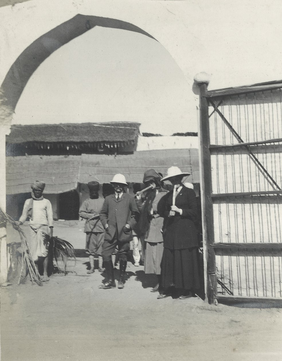 Binbaşı Gosling, Judy Smith ve Lilah Wingfield, Fatehpur Sikri yakınlarındaki bir polis karakolunda şeker kamışı içiyor, Ocak 1912 by Sylvia Brooke