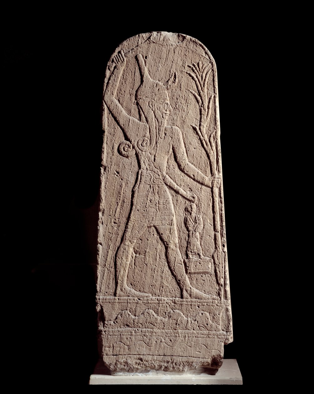 Doğu Sanatı: yıldırımdaki tanrı Baal'ın steli. (Kralı koruyan tanrı savaşçısı) MÖ 15. yüzyıl heykeli, Suriye. Paris, Louvre Müzesi by Syrian Syrian