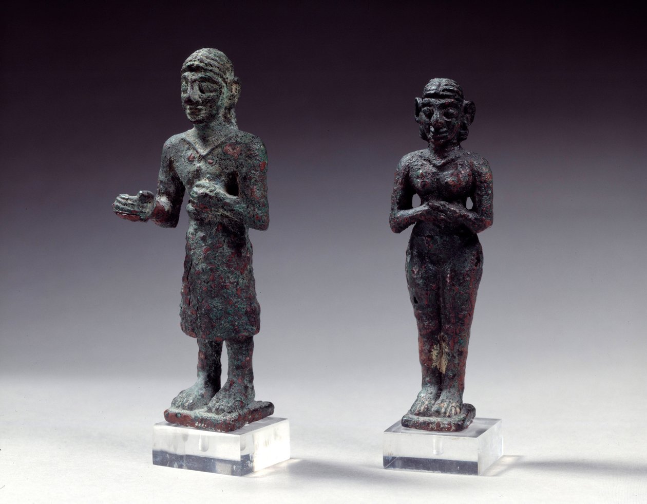 İbadet edenlerin ve tanrıçanın bronz heykelcikleri, MÖ 2300-2000 yılları arasında Suriye