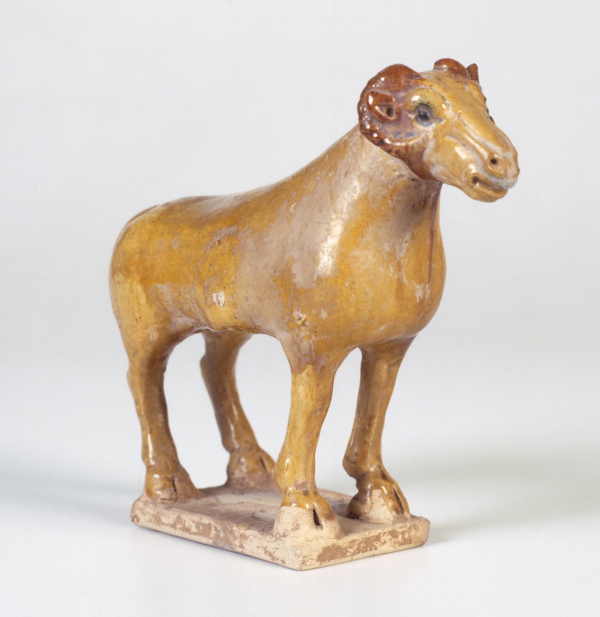 Mezar Figürü, Ram, Tang hanedanı, MS 618-907 (kurşun eritilmiş sarı sırlı toprak kap) by Tang Dynasty Chinese School