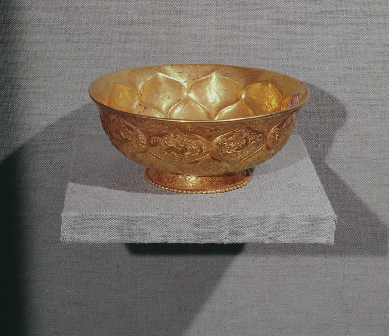 Kabartmalı lotus yapraklarıyla süslenmiş kase (altın) by Tang Dynasty Chinese School