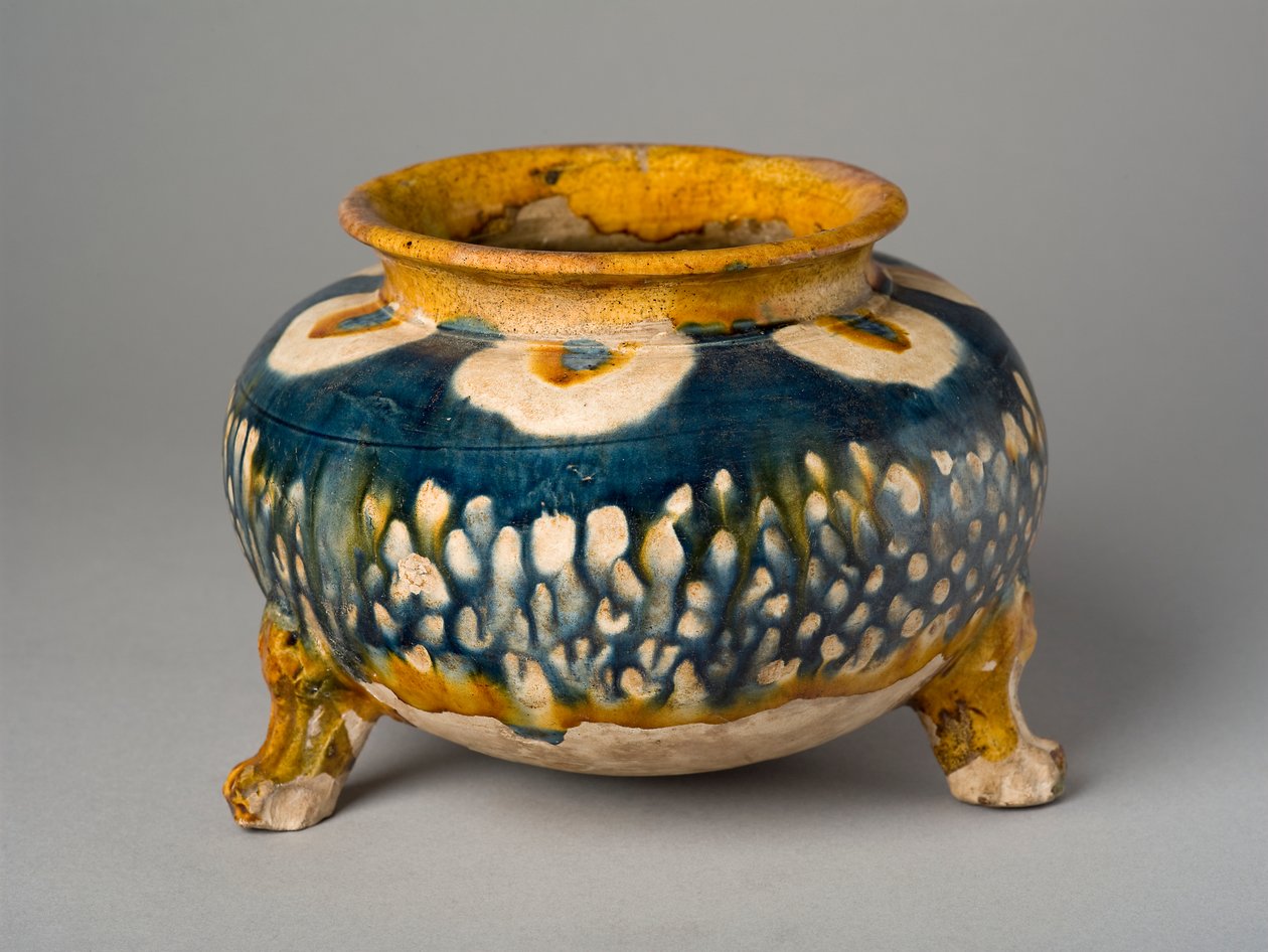 Üç ayaklı kase, Henan eyaleti (toprak çanak çömlek) by Tang Dynasty Chinese School