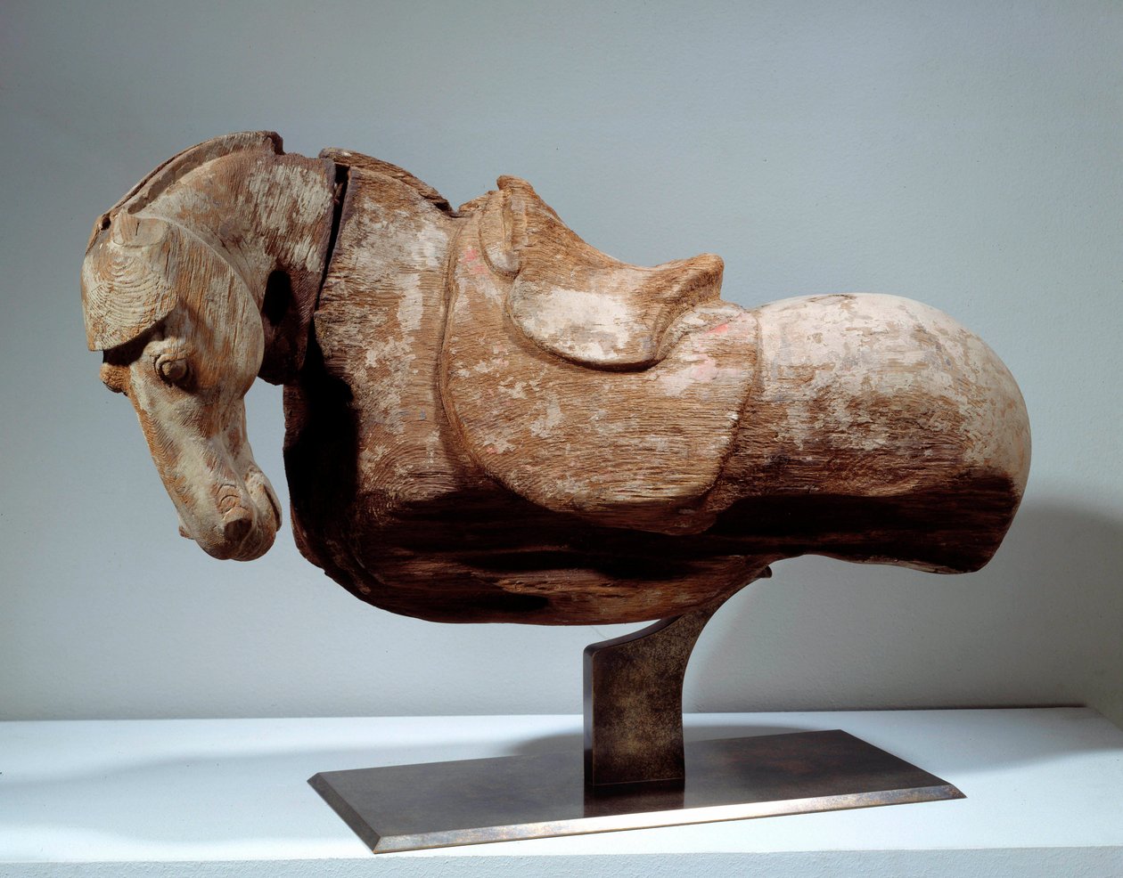 Çin Sanatı: Ahşap At. Tang döneminden (618 - 907) heykel. Paris, Müze Cernuschi. by Tang Dynasty Chinese School