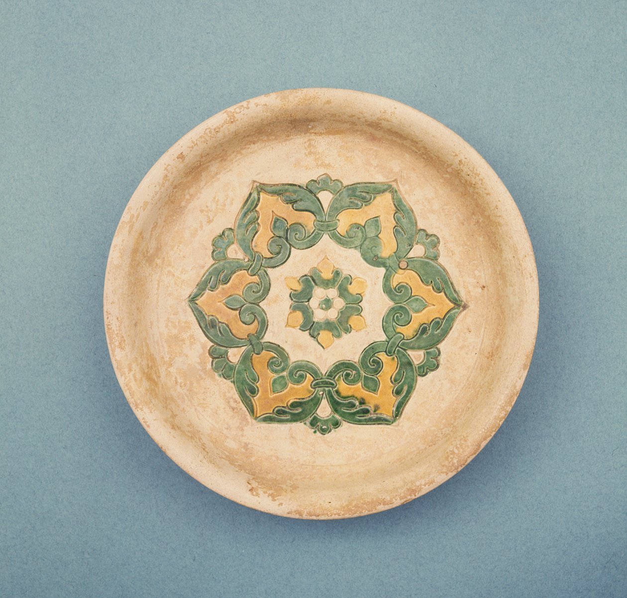 Renk akmasını önlemek için çentikli çizgilere sahip Çin adak tabağı, Tang Hanedanlığı, 618-906 (toprak çanak çömlek) by Tang Dynasty Chinese School