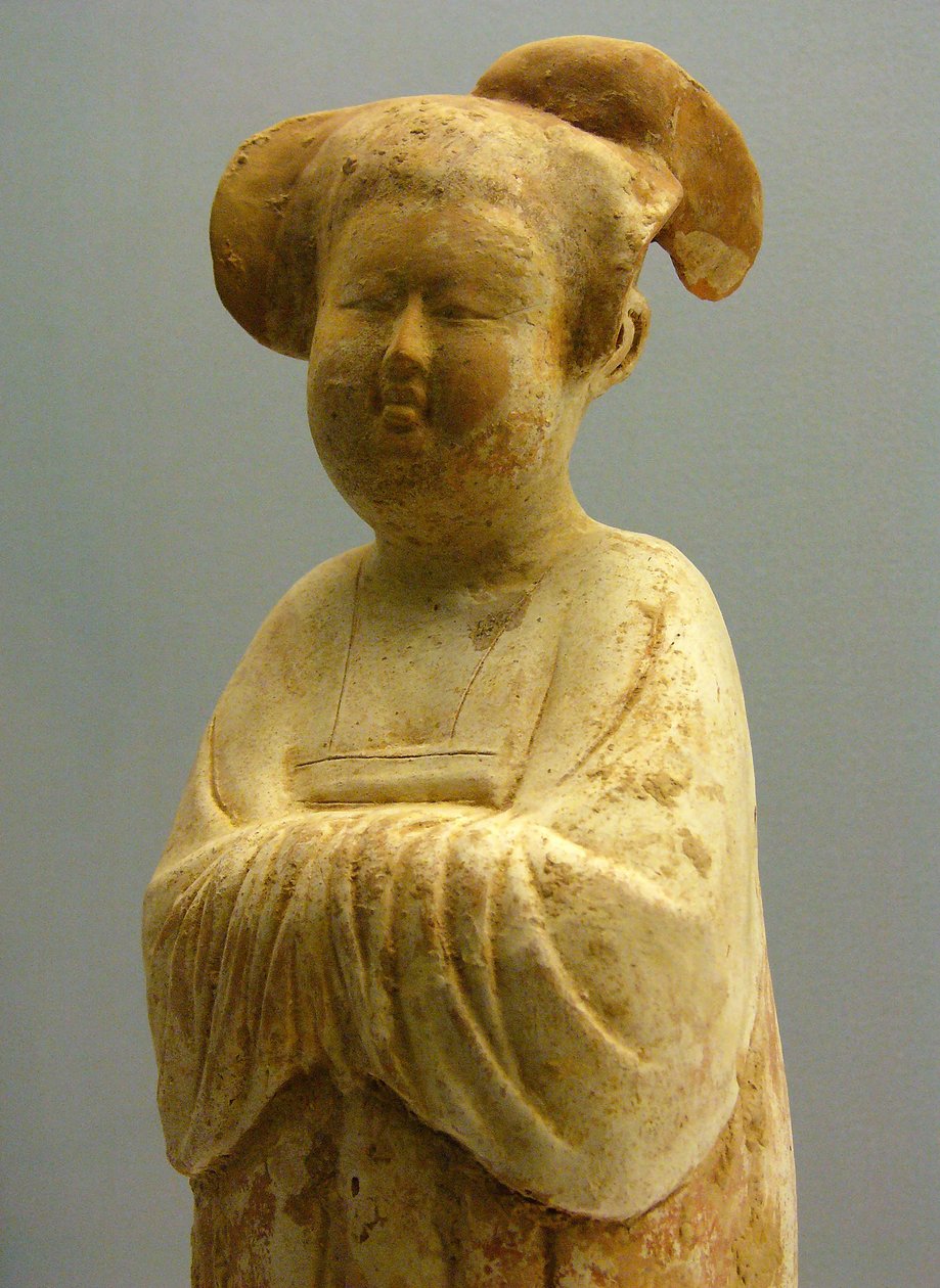 Boyalı çanak çömlek ve dore, kadın heykelcik, Tang Hanedanlığı (618-907), Şanghay Ulusal Müzesi. Fotoğraf, Leonard de Selva, Çin, 2006. by Tang Dynasty Chinese School