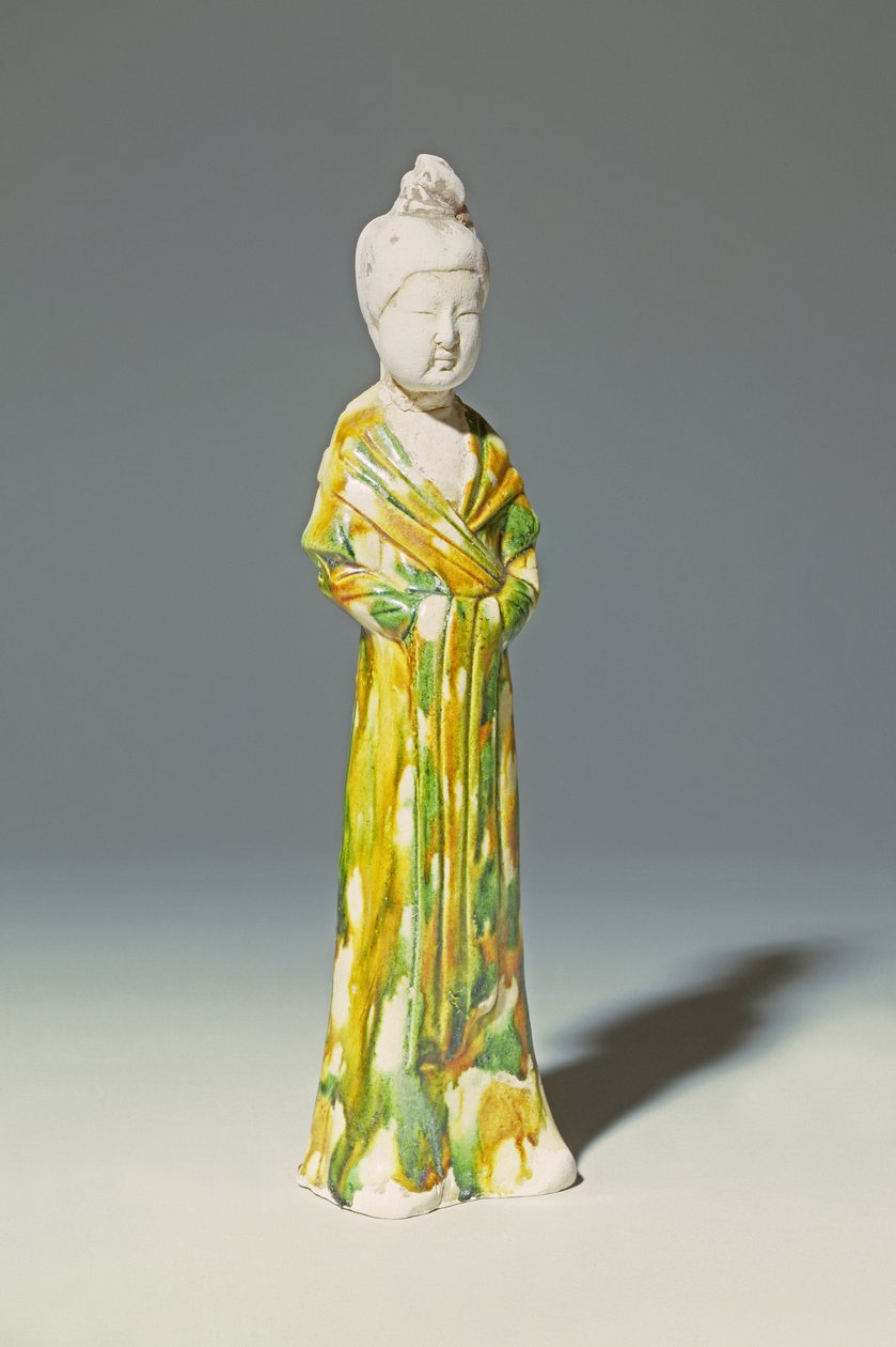 Ayakta duran bir saray hanımının Sancai soluk çömlek figürü, Tang Hanedanlığı (seramik) by Tang Dynasty Chinese School