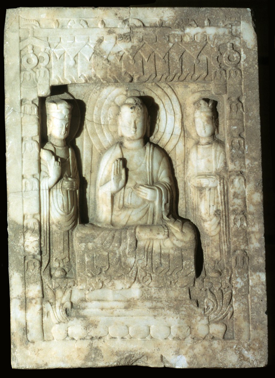 İki hizmetçisi ile çevrili Buda