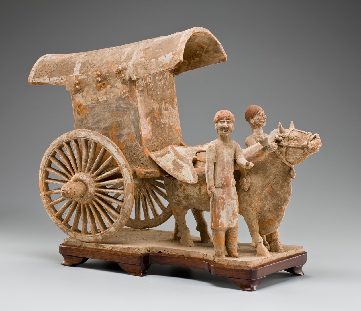 Öküz ve iki ayakta görevli ile iki tekerlekli öküz arabası (boyalı pişmiş toprak) by Tang Dynasty Chinese School