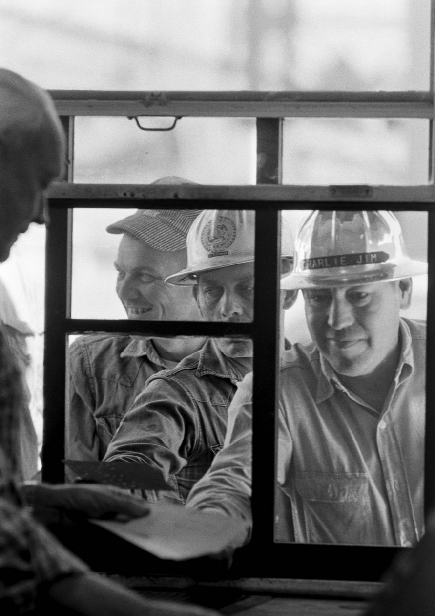 Madenciler maaş çeklerini alıyor Mineraloglar Morenci madeninde açık ocak kazısı planlıyor... by Ted Spiegel