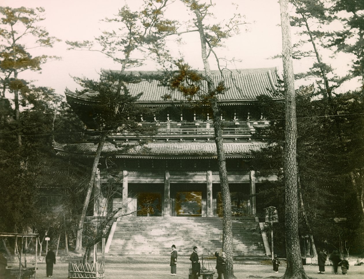 Chion-in Budist tapınağı kapısı, Higashiyama bölgesi, Kyoto, 1900 - 1915 civarı (fotoğraf) by Teijiro Takagi