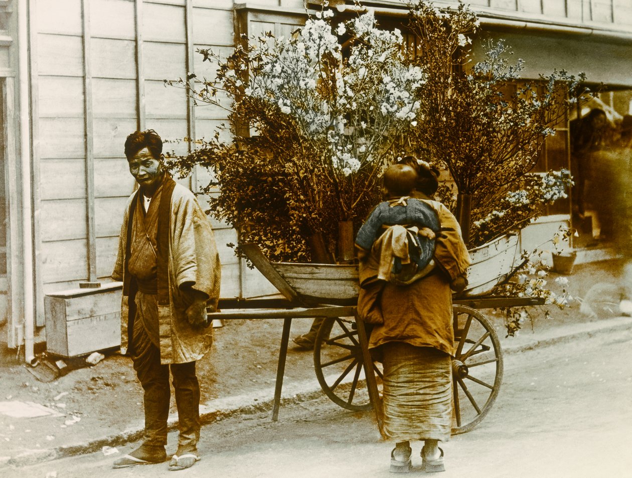 Tokyo sokaklarında seyyar çiçek satıcısı, 1900 - 1915 civarı (fotoğraf) by Teijiro Takagi