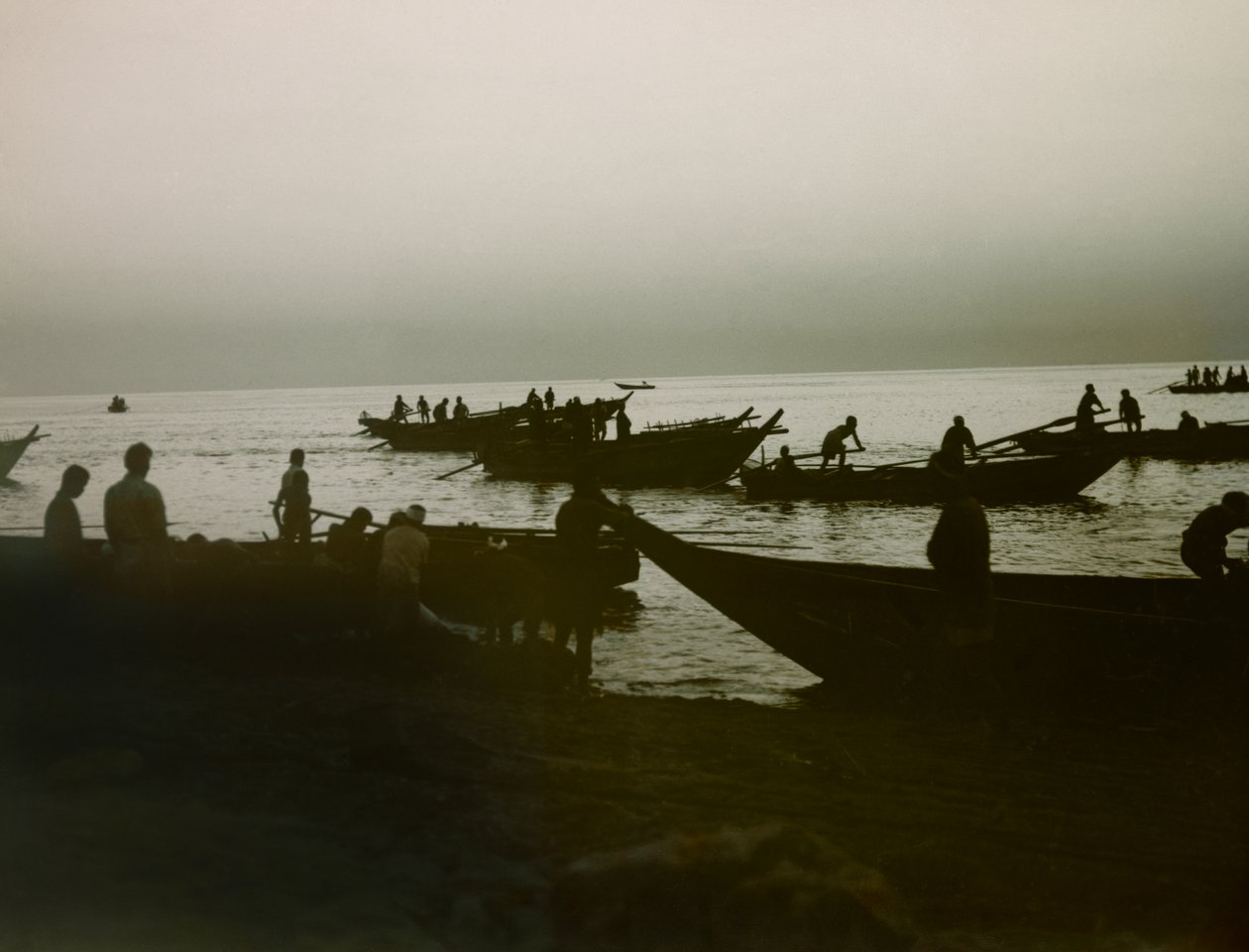 Denizde Japon balıkçı, 1900 - 1915 civarı (fotoğraf) by Teijiro Takagi