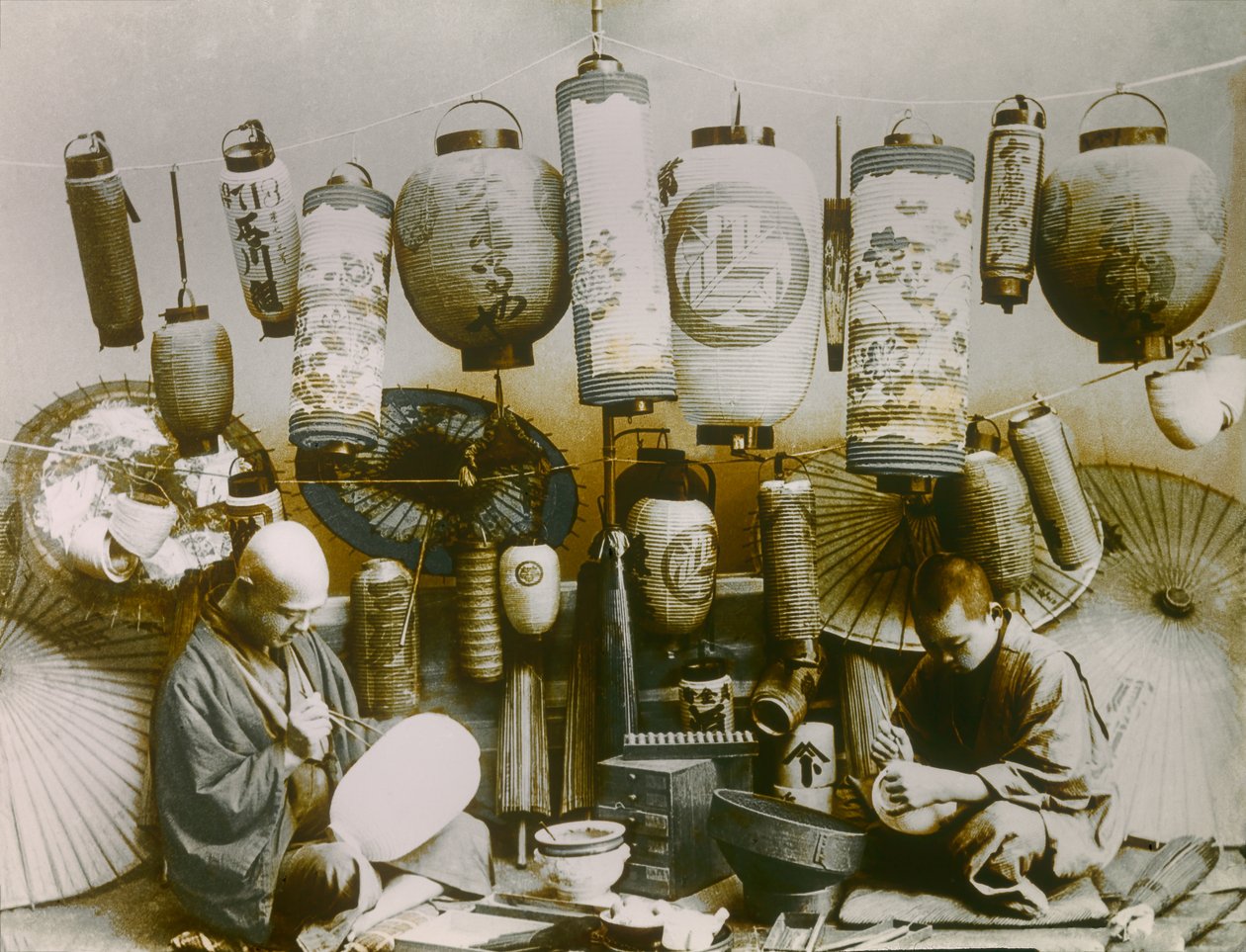 Japon fener ve şemsiye yapımcısının portresi, 1900-1915 civarı (fotoğraf) by Teijiro Takagi