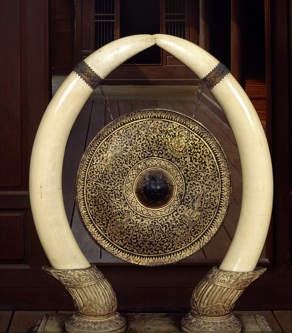 Fil dişlerinden sarkan bir gong (metal ve fildişi) by Thai School